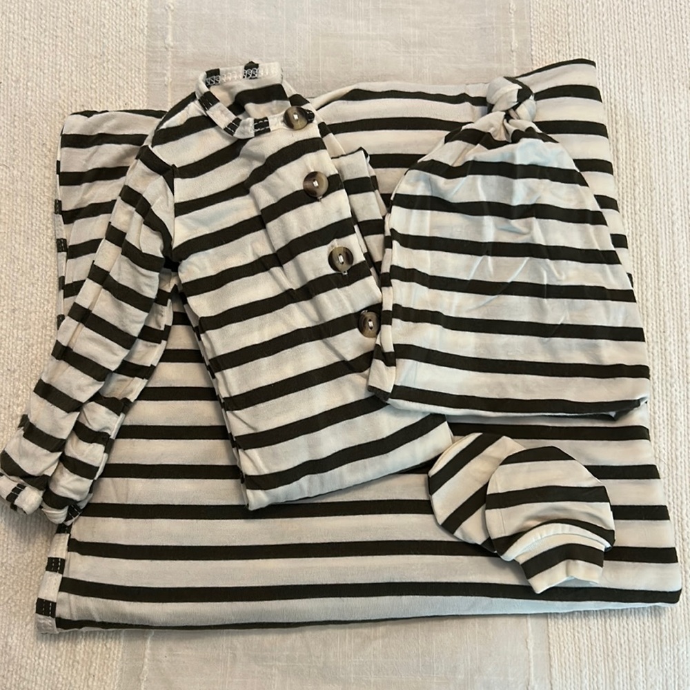 Lou Lou and Company Newborn Gown Bundle (Swaddle Blanket, gown, hat and mittens)